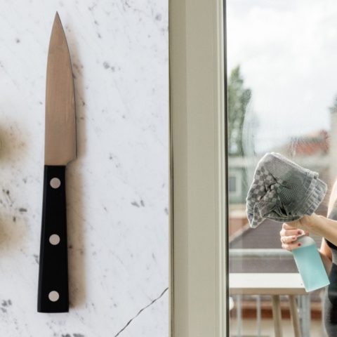 truco con cebolla para limpiar ventanas