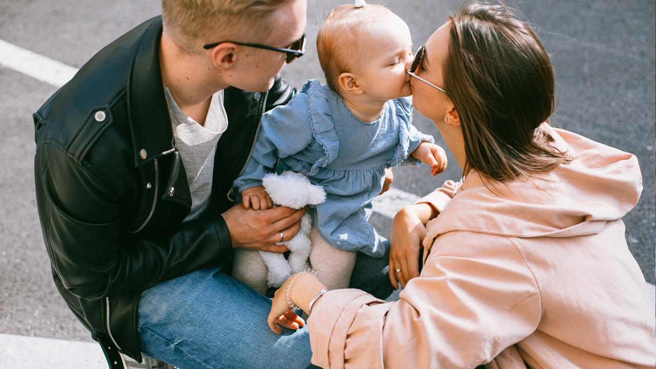 dar besos en los labios a los hijos