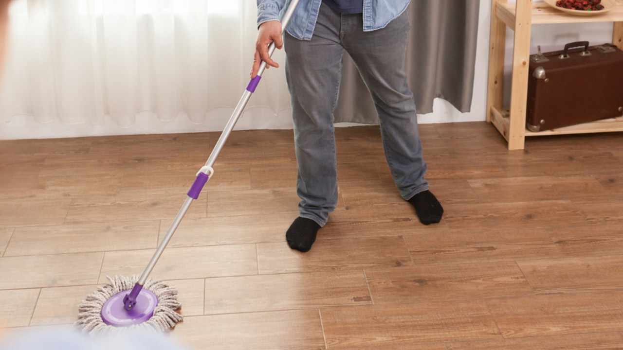 Evita dejar rayas y manchas blancas en el piso