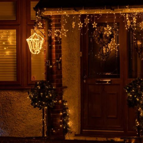 recibe multa por decorar su casa de Navidad