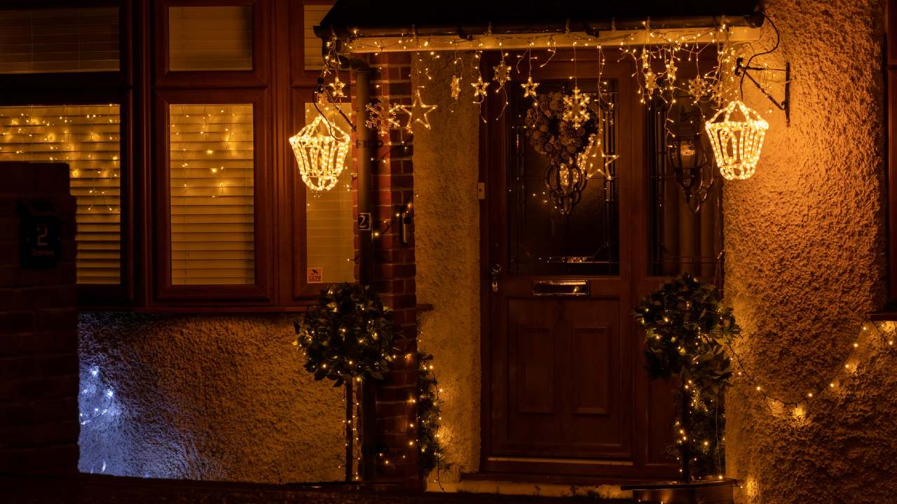 recibe multa por decorar su casa de Navidad