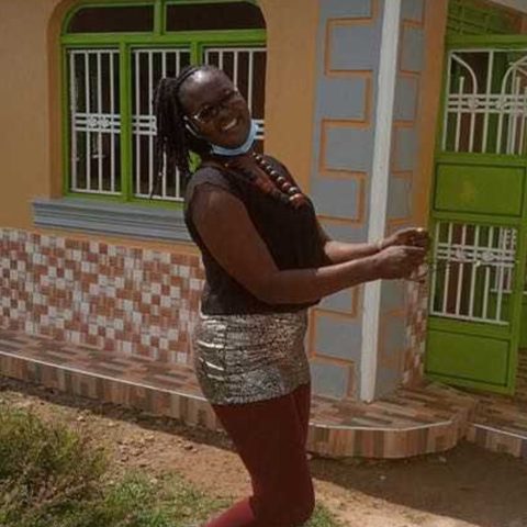 Mujer construyo su propia casa