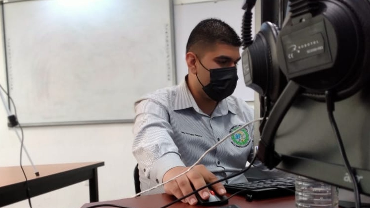 enrique se tituló como ingeniero