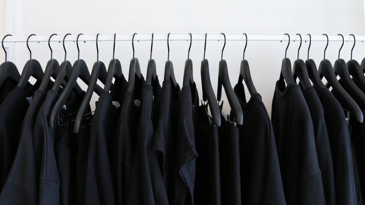 como eliminar manchas blancas de ropa negra