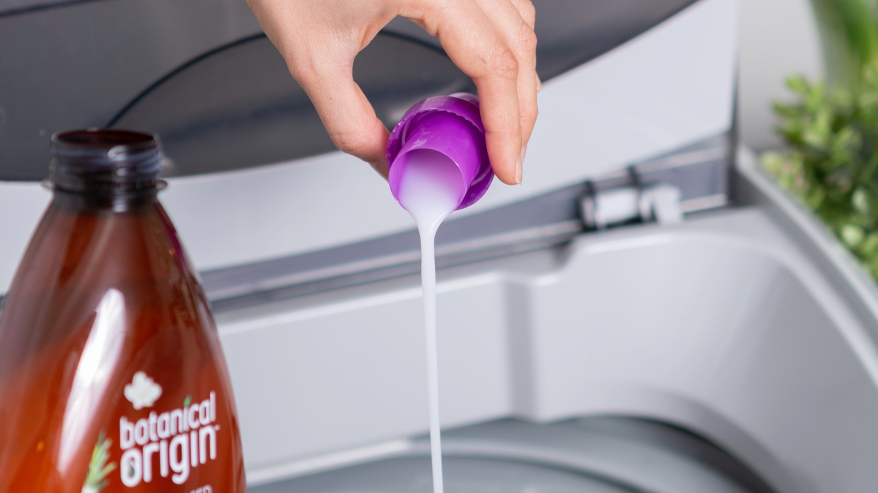 por que aparecen manchas blancas en ropa negra