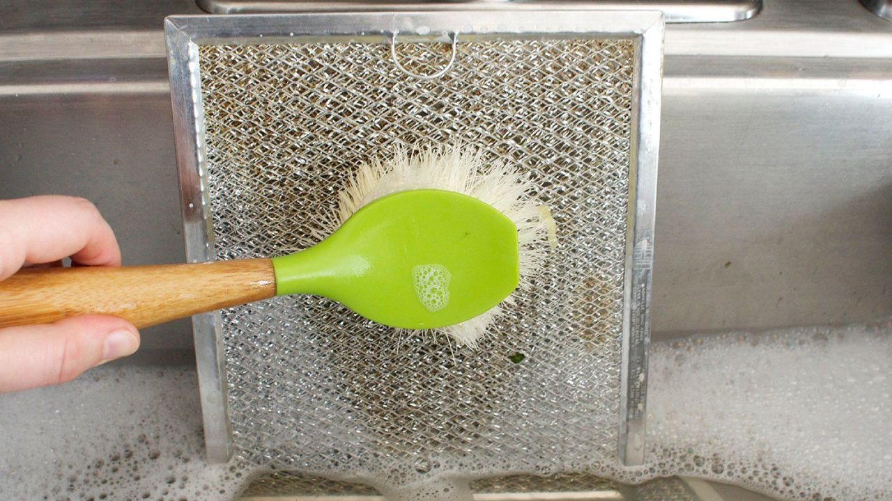 Limpiar extractor de la cocina lleno de grasa