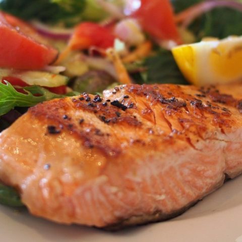 Qué es el líquido blanco que le sale al salmón