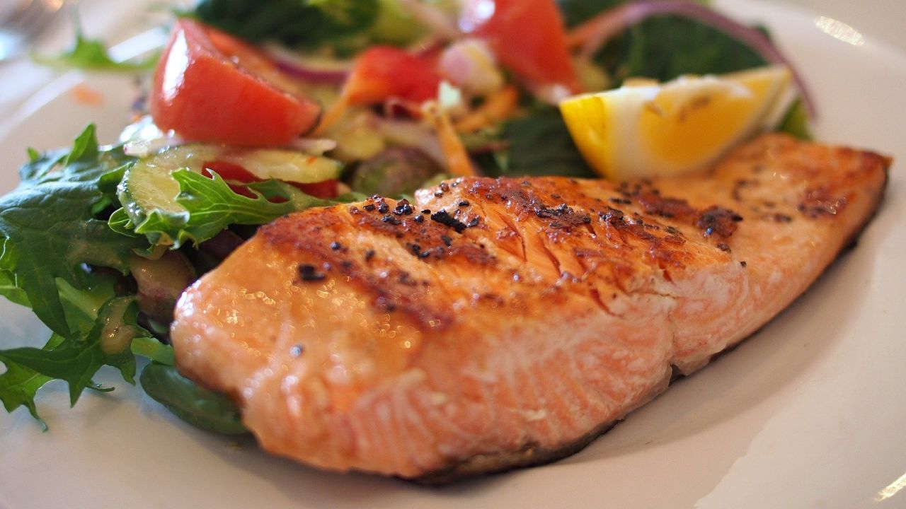 Qué es el líquido blanco que le sale al salmón