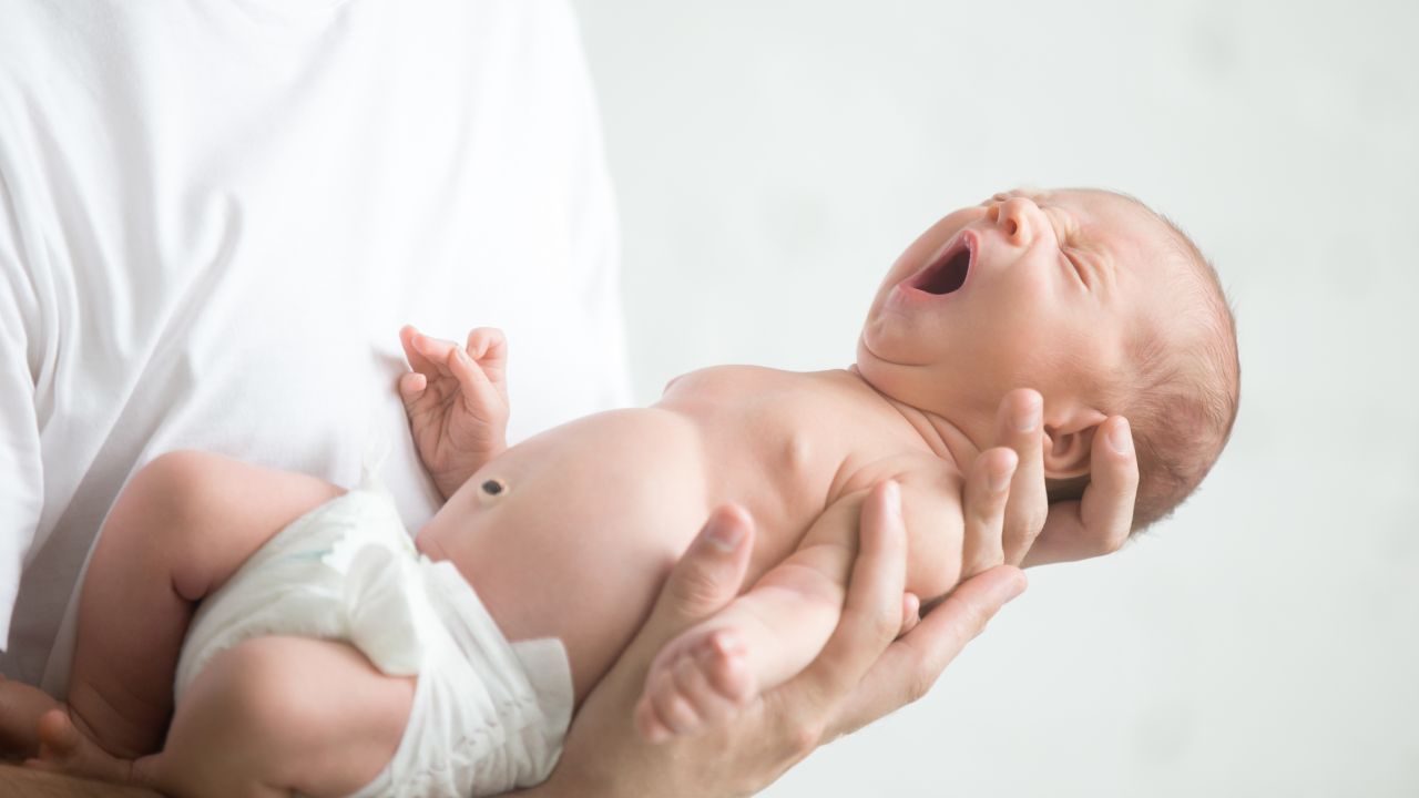 La mollera sumida en bebés no es normal, causas y riesgos