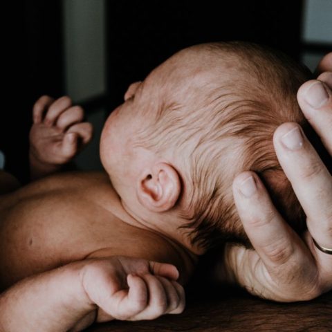 Mollera sumida en bebés, causas y posibles riesgos