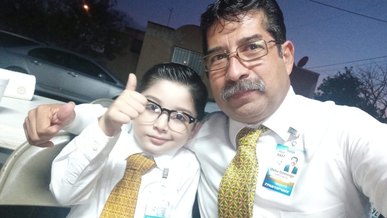 Niño se disfraza como su súper héroe favorito