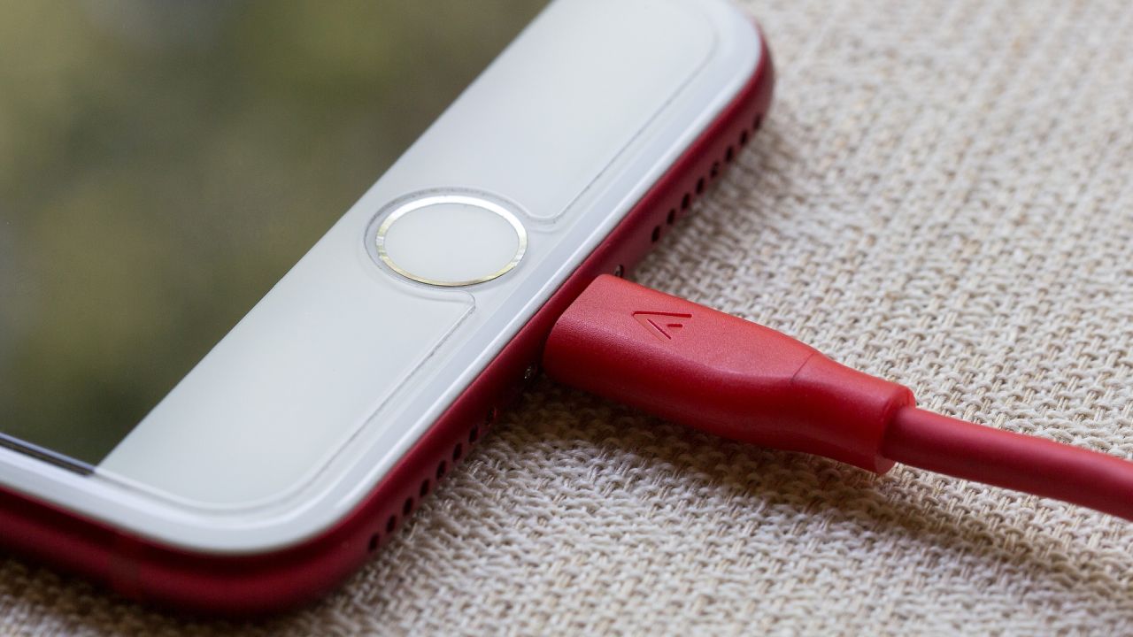 Nunca debes dejar cargando tu celular toda la noche 