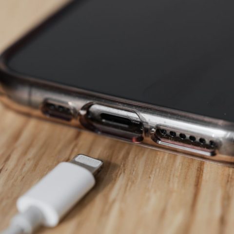 Nunca dejar cargando tu celular toda la noche