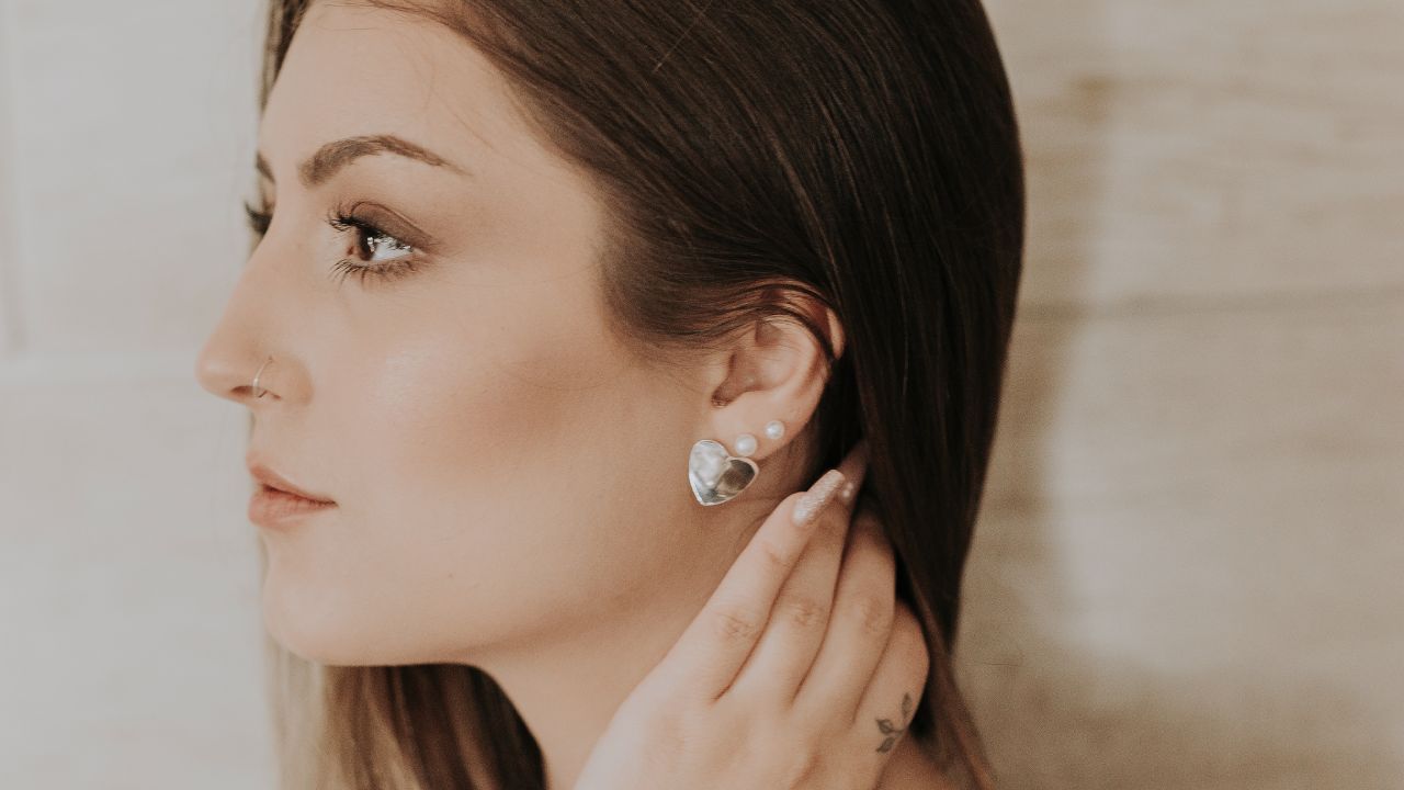 Personas infecta la oreja con aretes que no son de oro