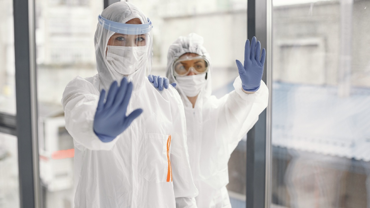 expertos comparan a omicron con el sarampion