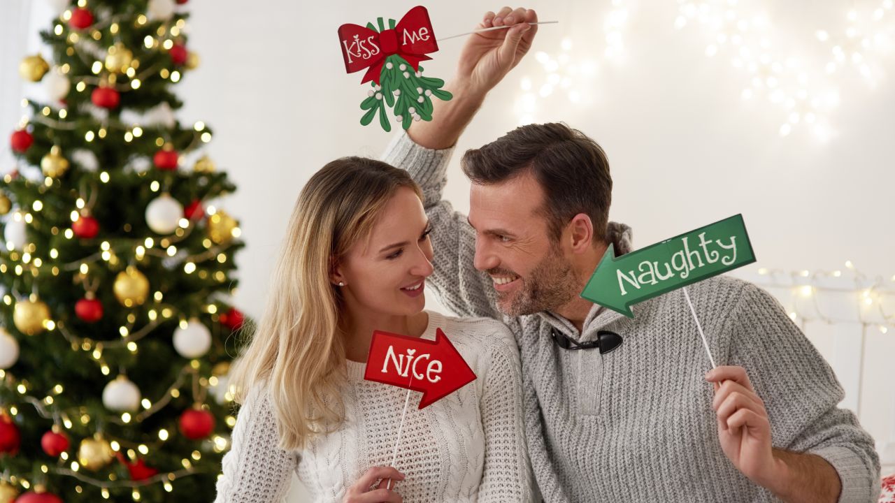 Significado de besarse bajo el muérdago