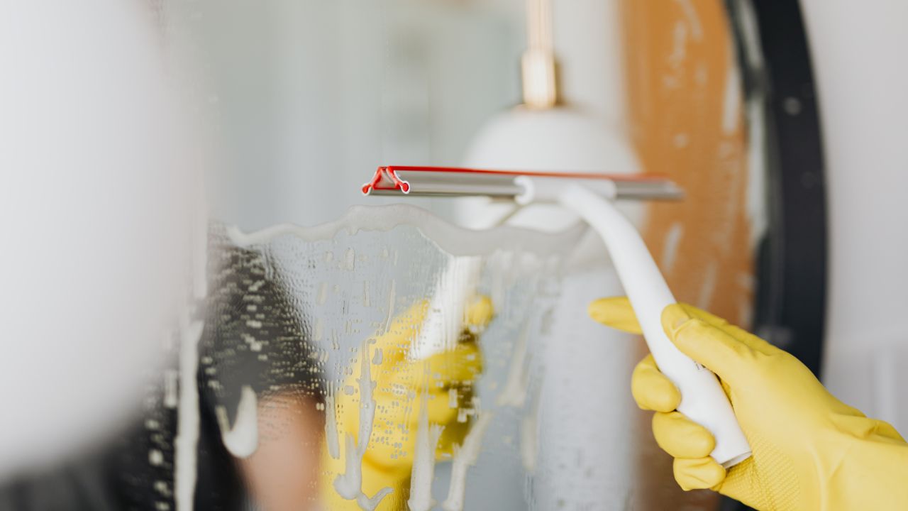 Cómo quitar manchas de agua dura del espejo del baño