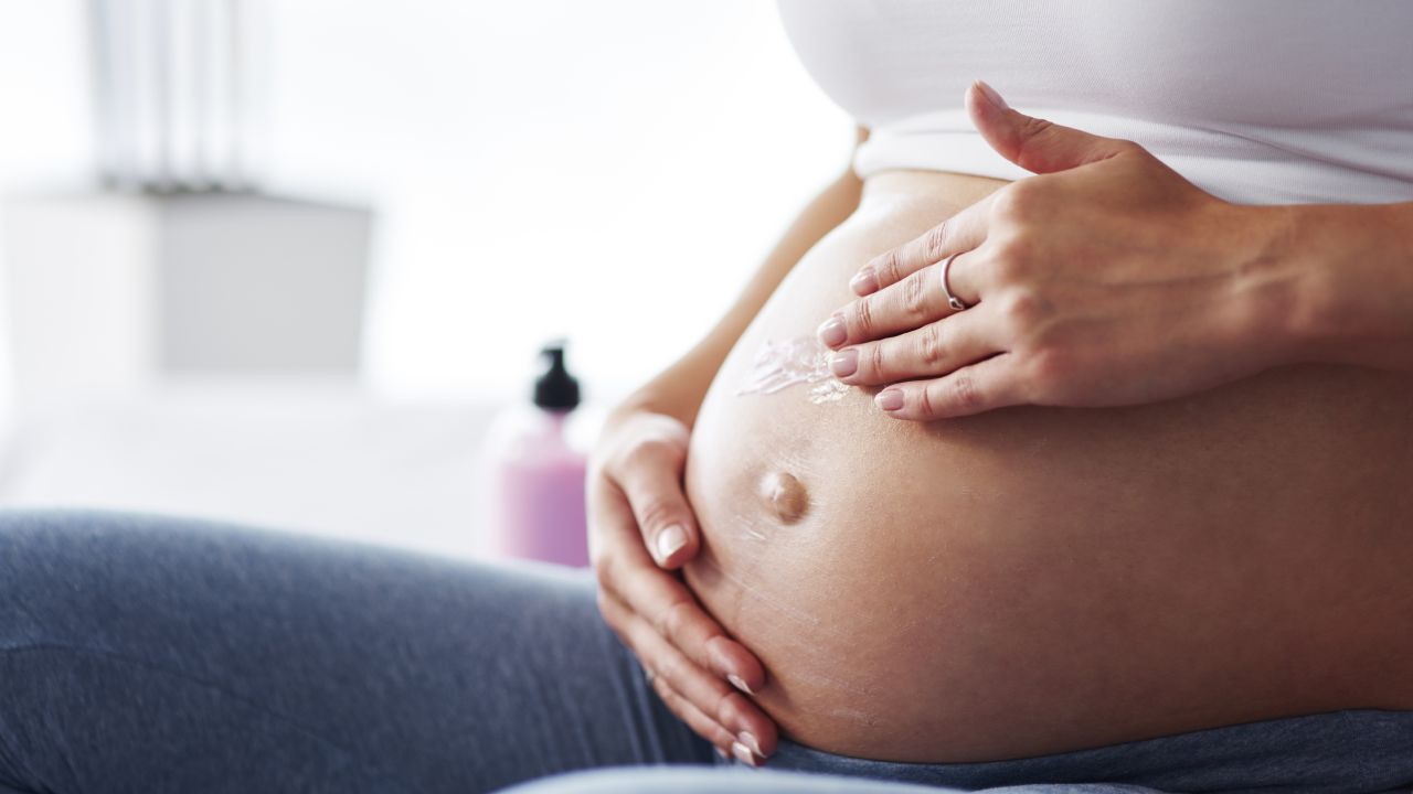 Rascarse la panza en el embarazo causa estrías
