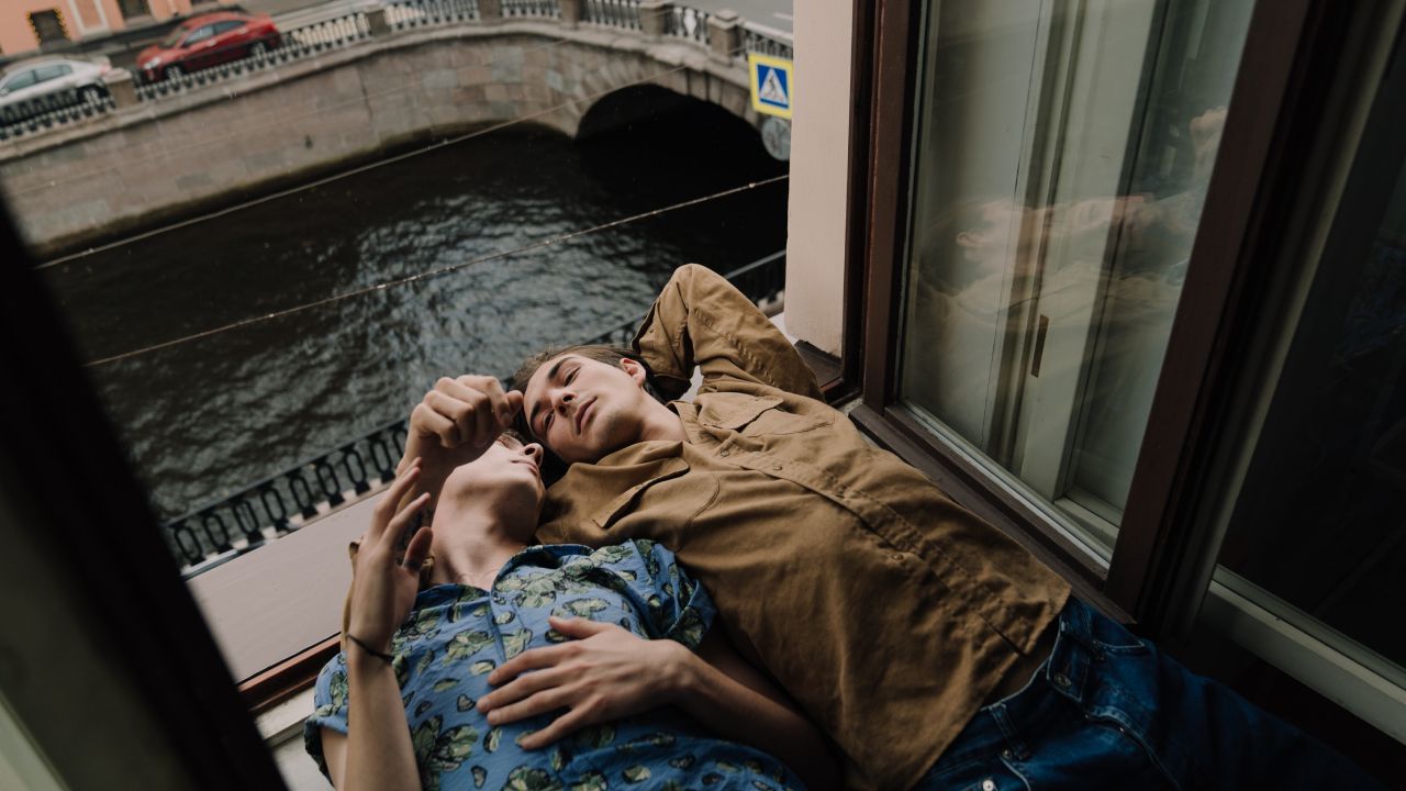 Razón por la que hablas con voz de bebé con tu pareja