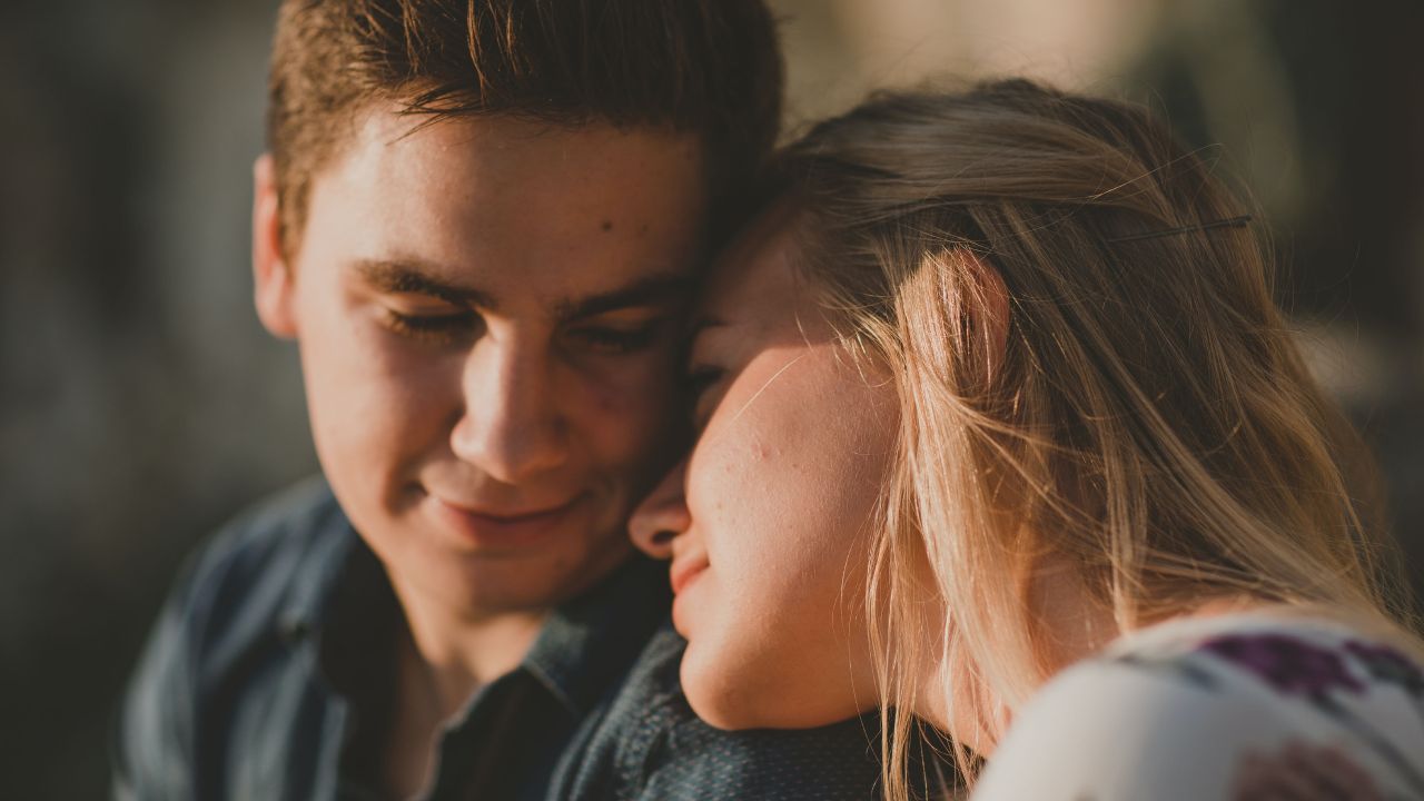 La razón por la que hablas con voz de bebé con tu pareja