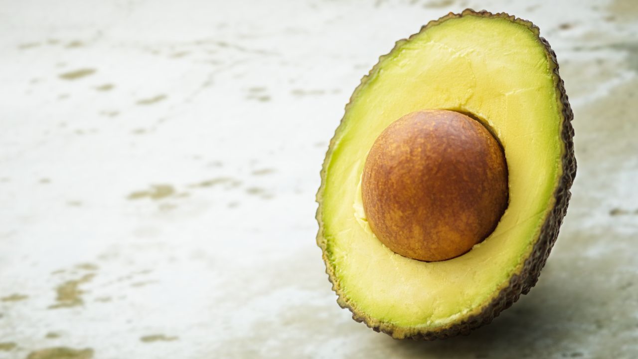 Cómo recuperar el color de un aguacate negro