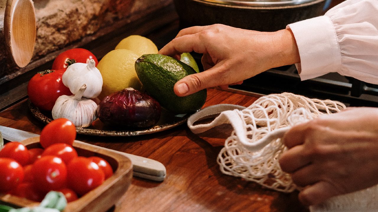 truco con periodico para que tus aguacates maduren