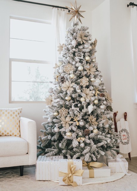 arbol de Navidad blanco con flores doradas