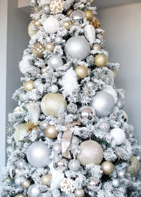 arbol de Navidad blanco con esferas gigantes