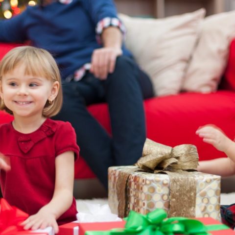 llenar de regalos a tus hijos los hace infelices