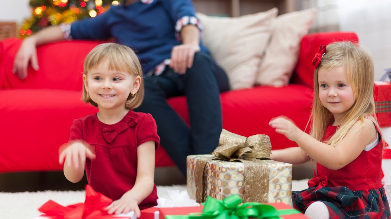 llenar de regalos a tus hijos los hace infelices