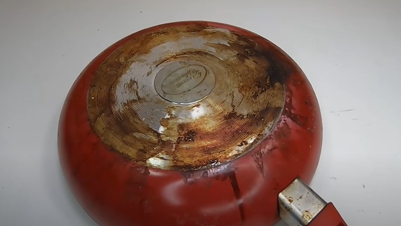 manchas negras o marrones en la base de tus sartenes