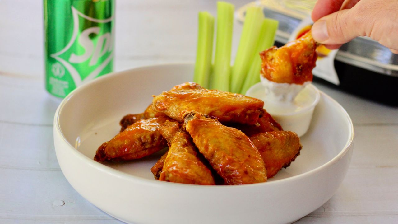 por qué acompañan las alitas con apio