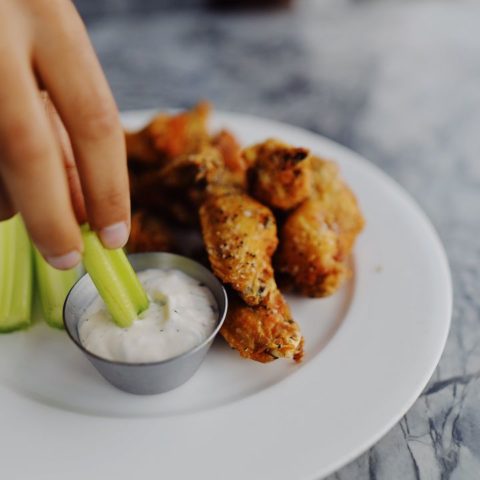 restaurantes acompañan alitas con apio