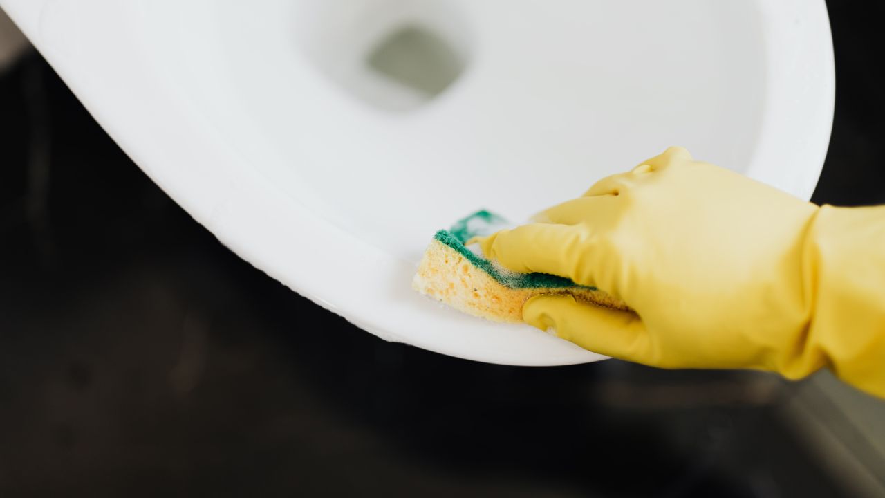 agua caliente inactiva el detergente