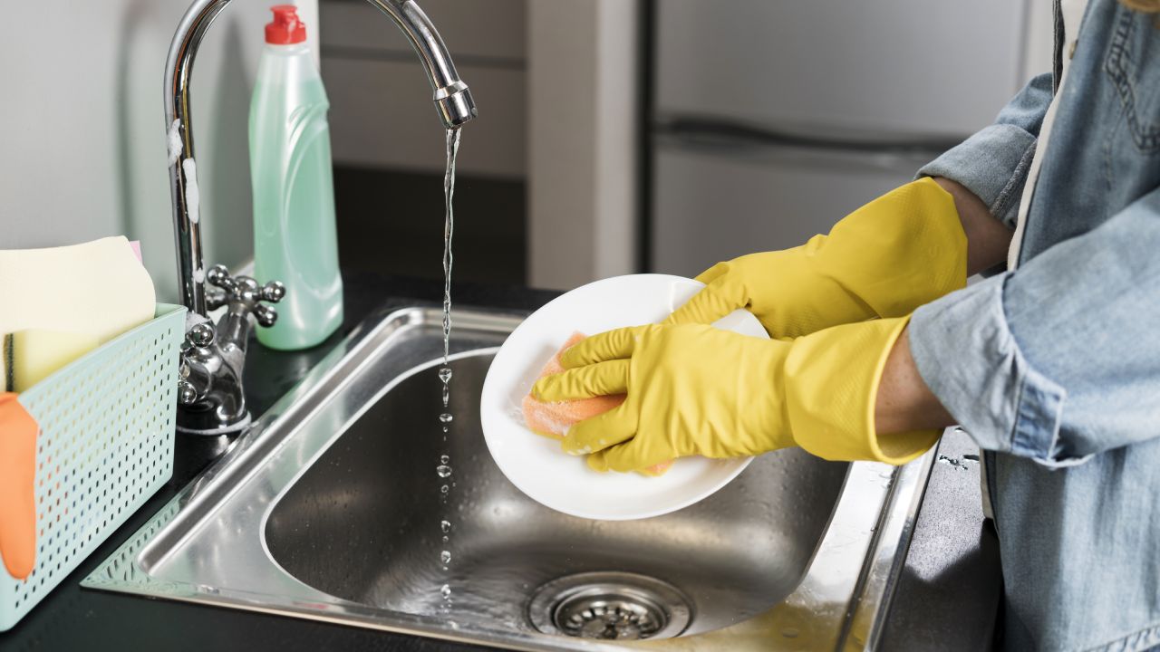 agua caliente inactiva el detergente