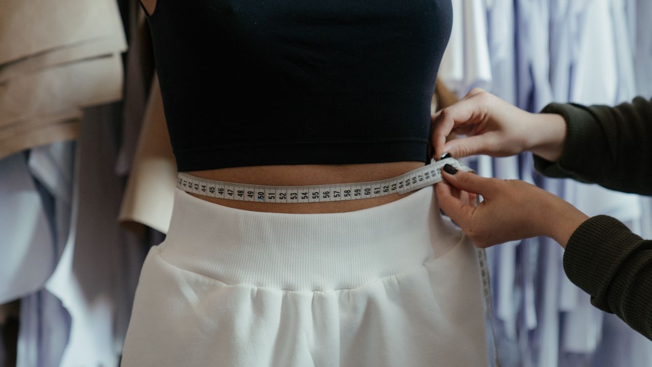 atarse hilo a la cintura