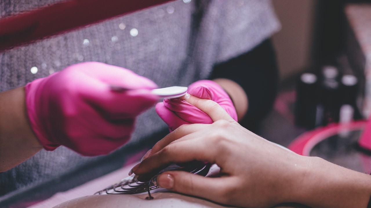 riesgos de hacerte manicure