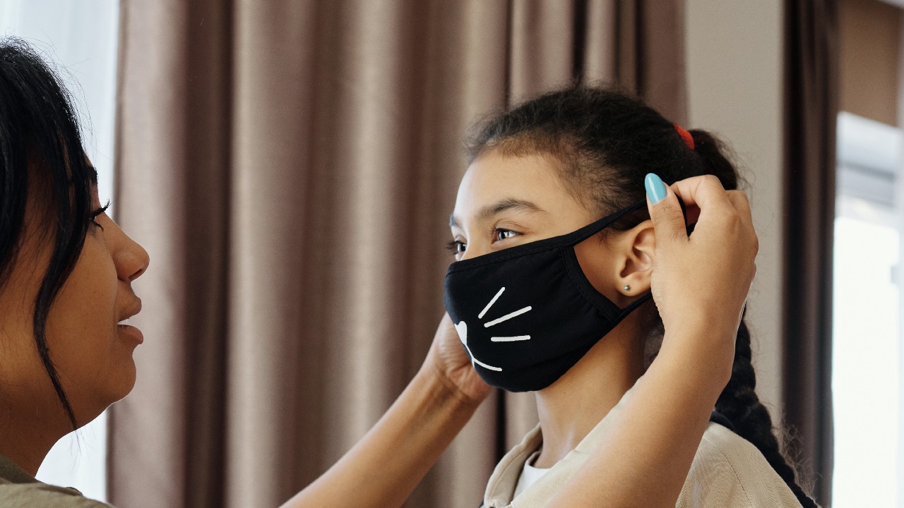 nino con covid en casa
