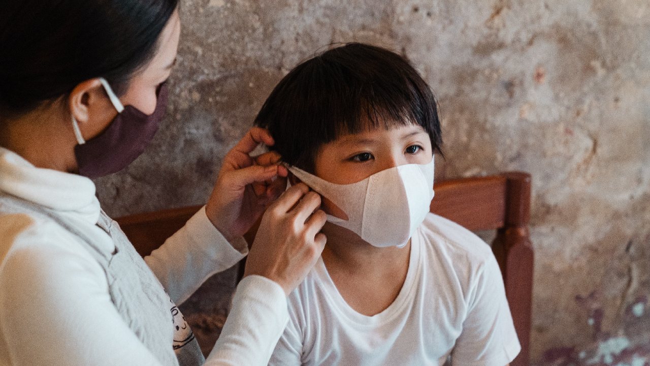 como cuidar nino con covid en casa