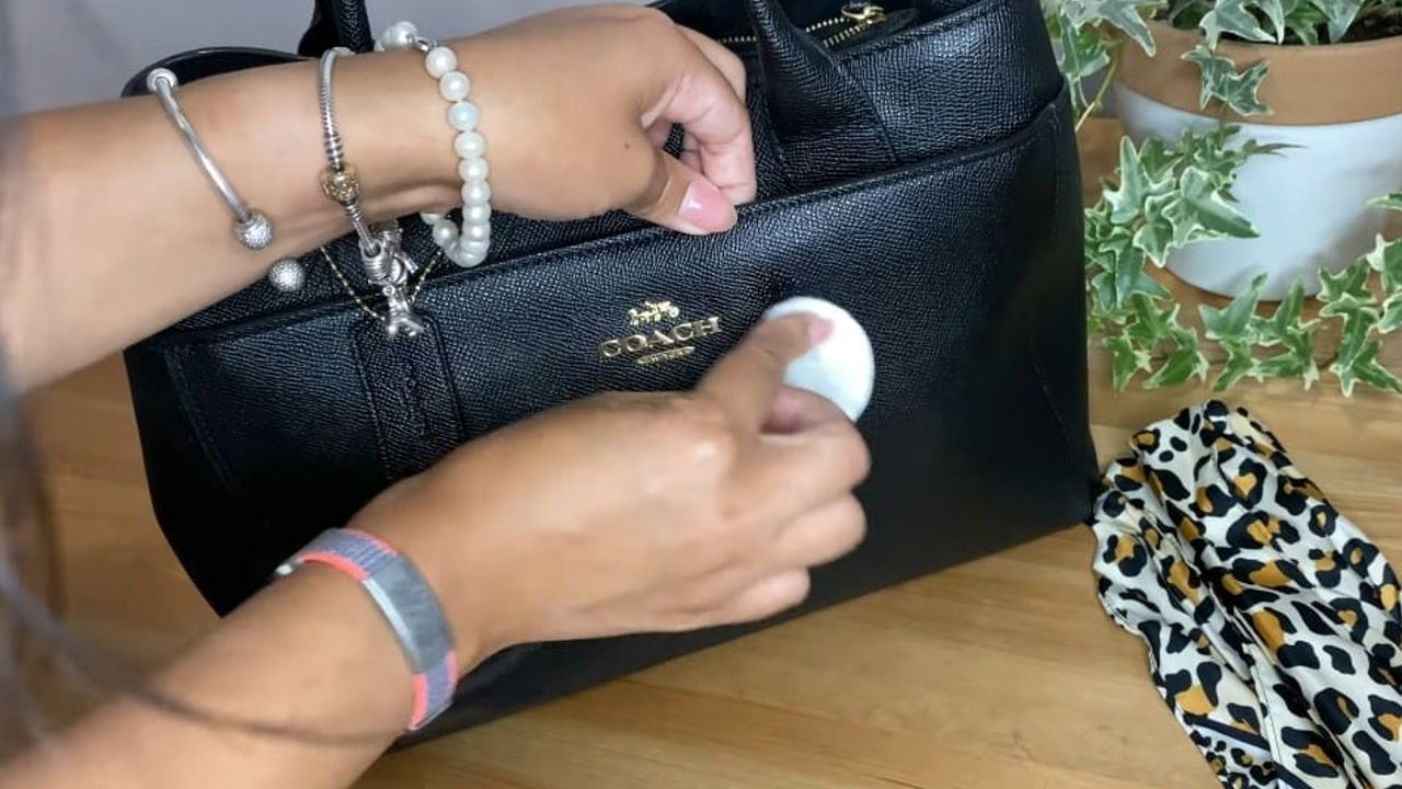 Limpiar carteras de piel