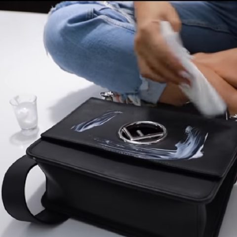 lavar tus bolsos y carteras de piel