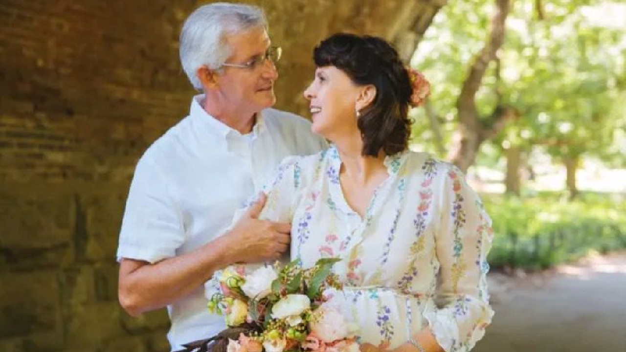 hombre vuelve a enamorar a su esposa tras accidente