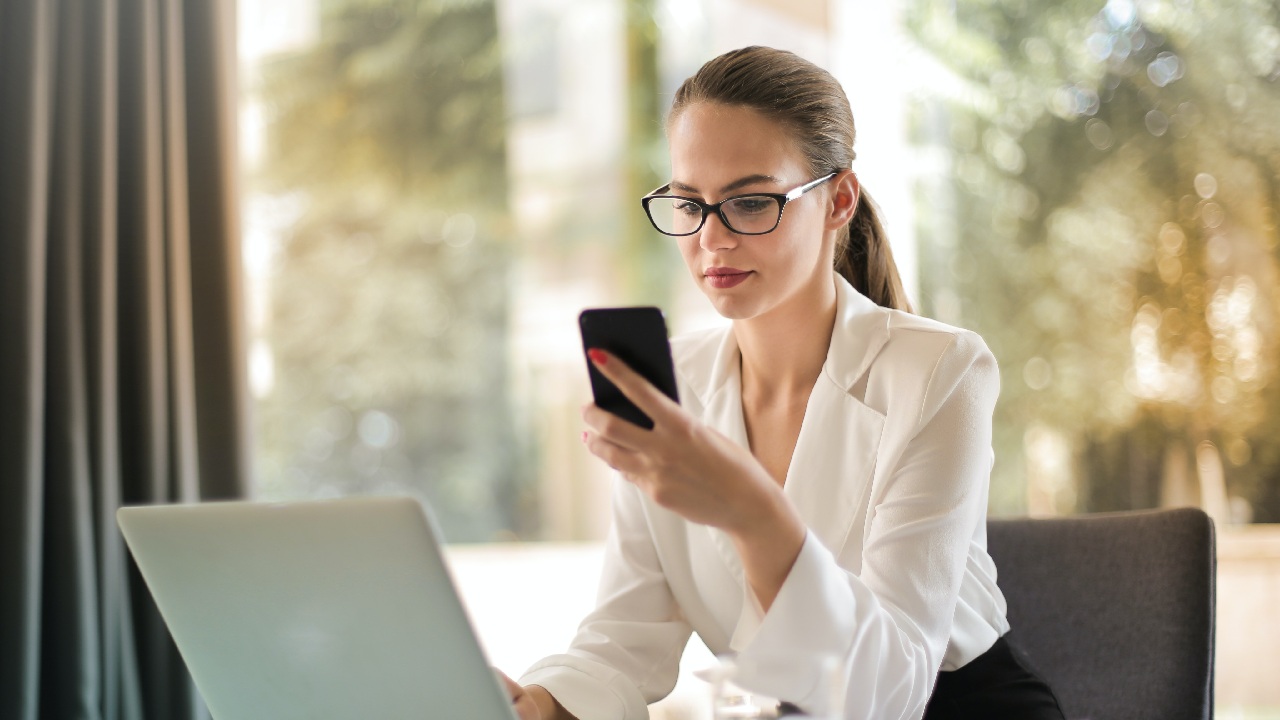 celular afecta manos