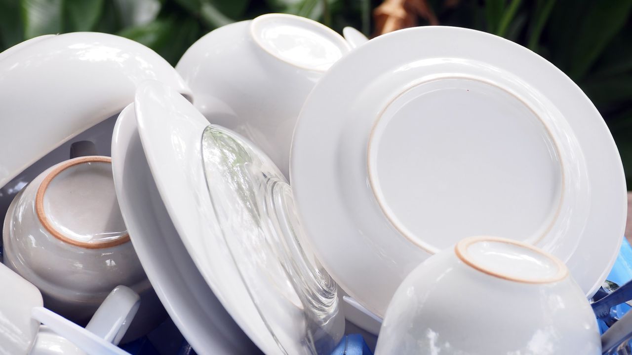 lavar los trastes con bicarbonato