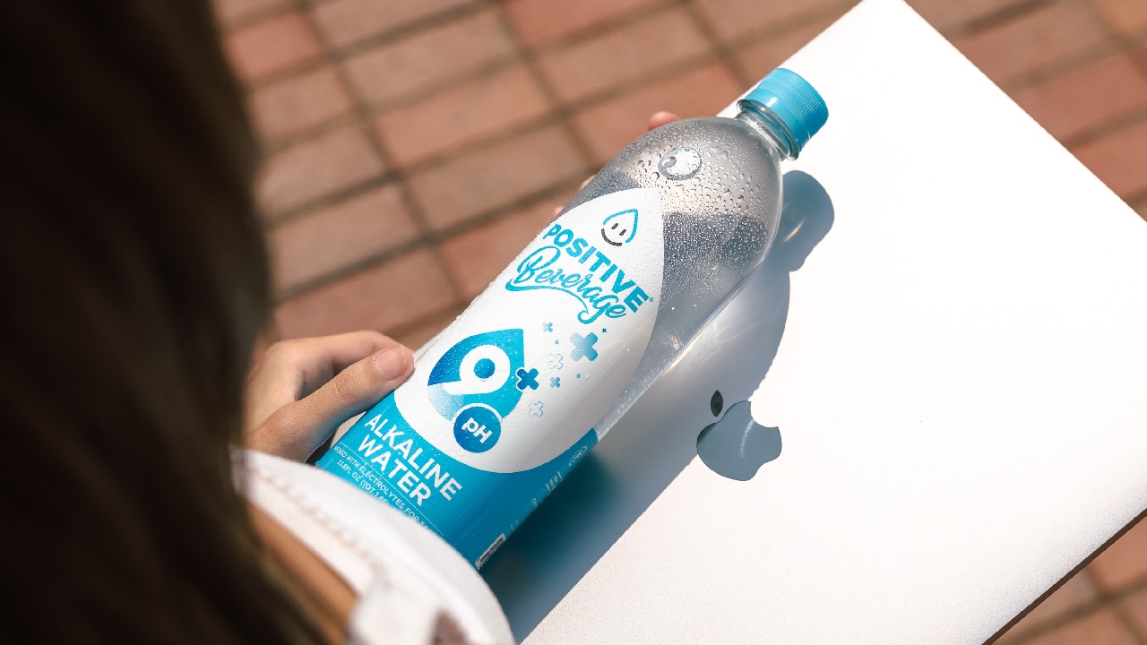 vale la pena tomar agua alcalina