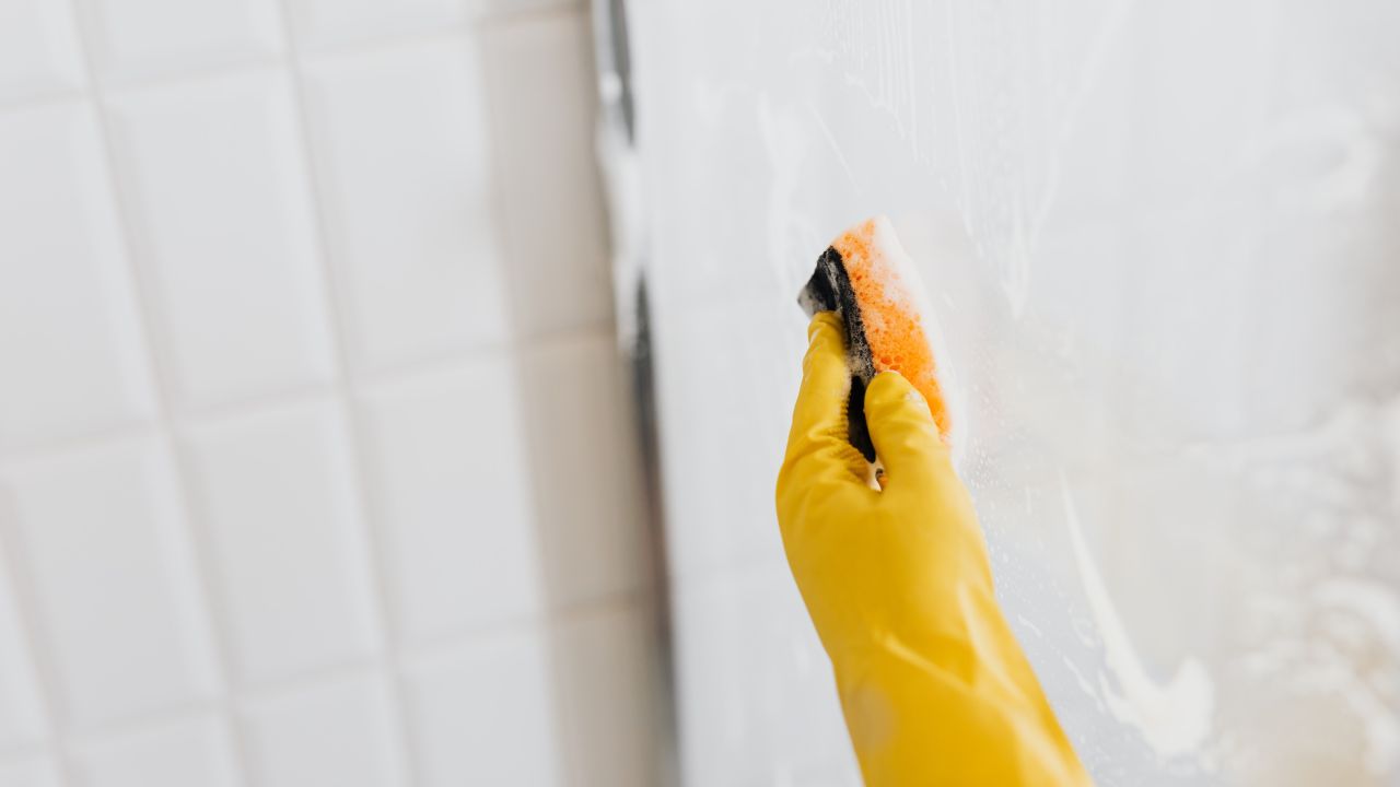 proteger tus uñas cuando limpias con vinagre