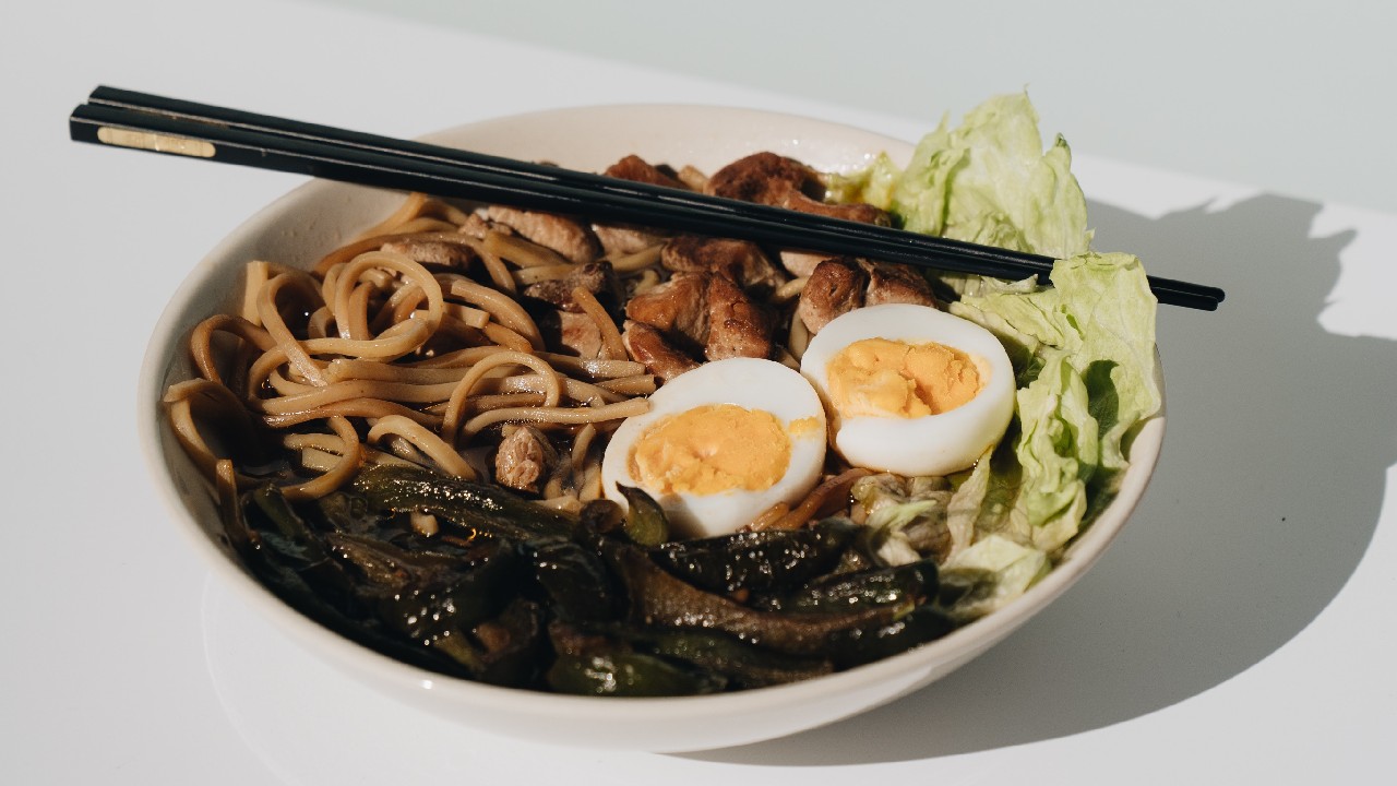 que evitar comer con covid