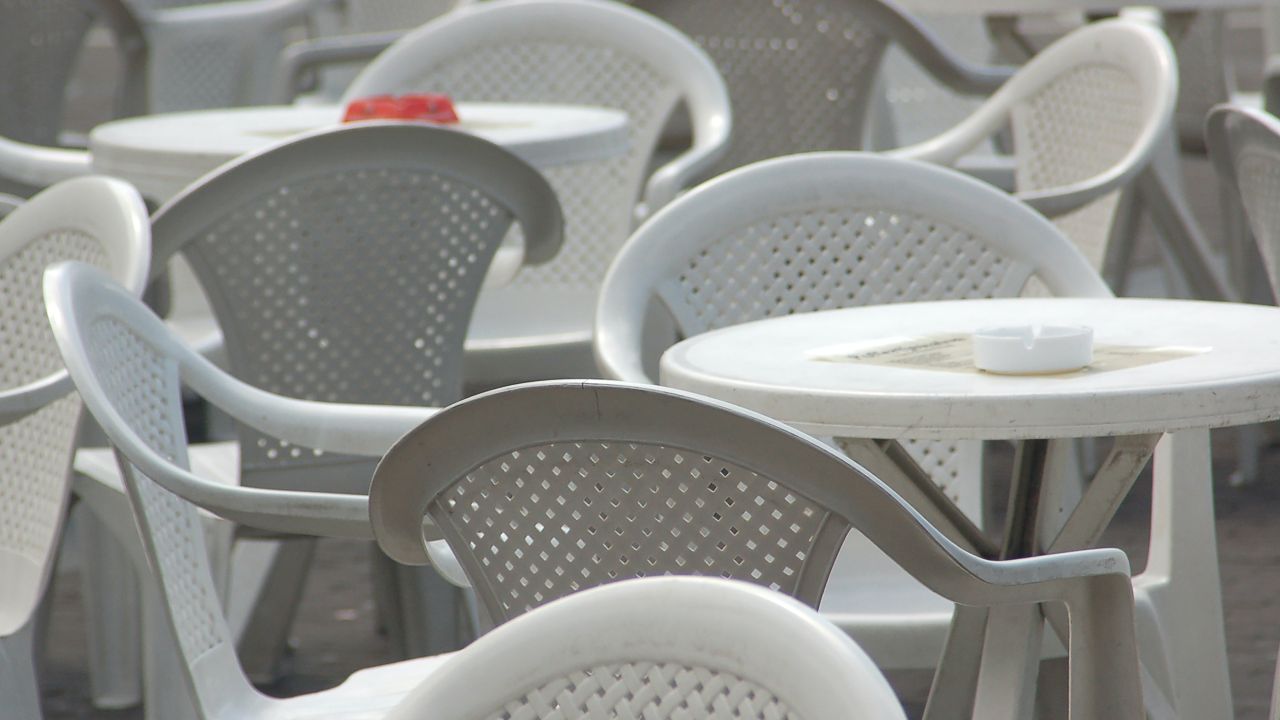 quitar lo negro de las sillas de plástico