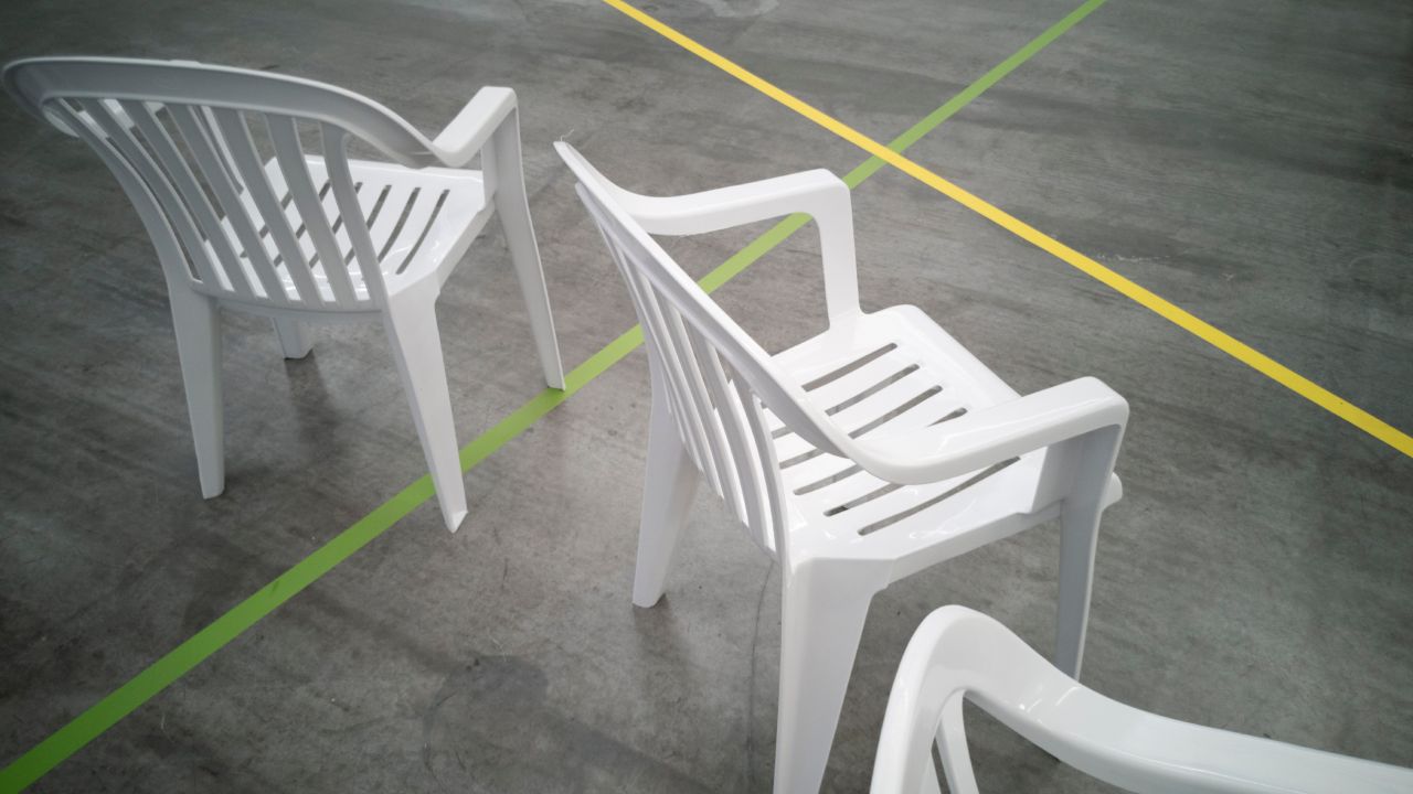 quitar lo negro de las sillas de plástico