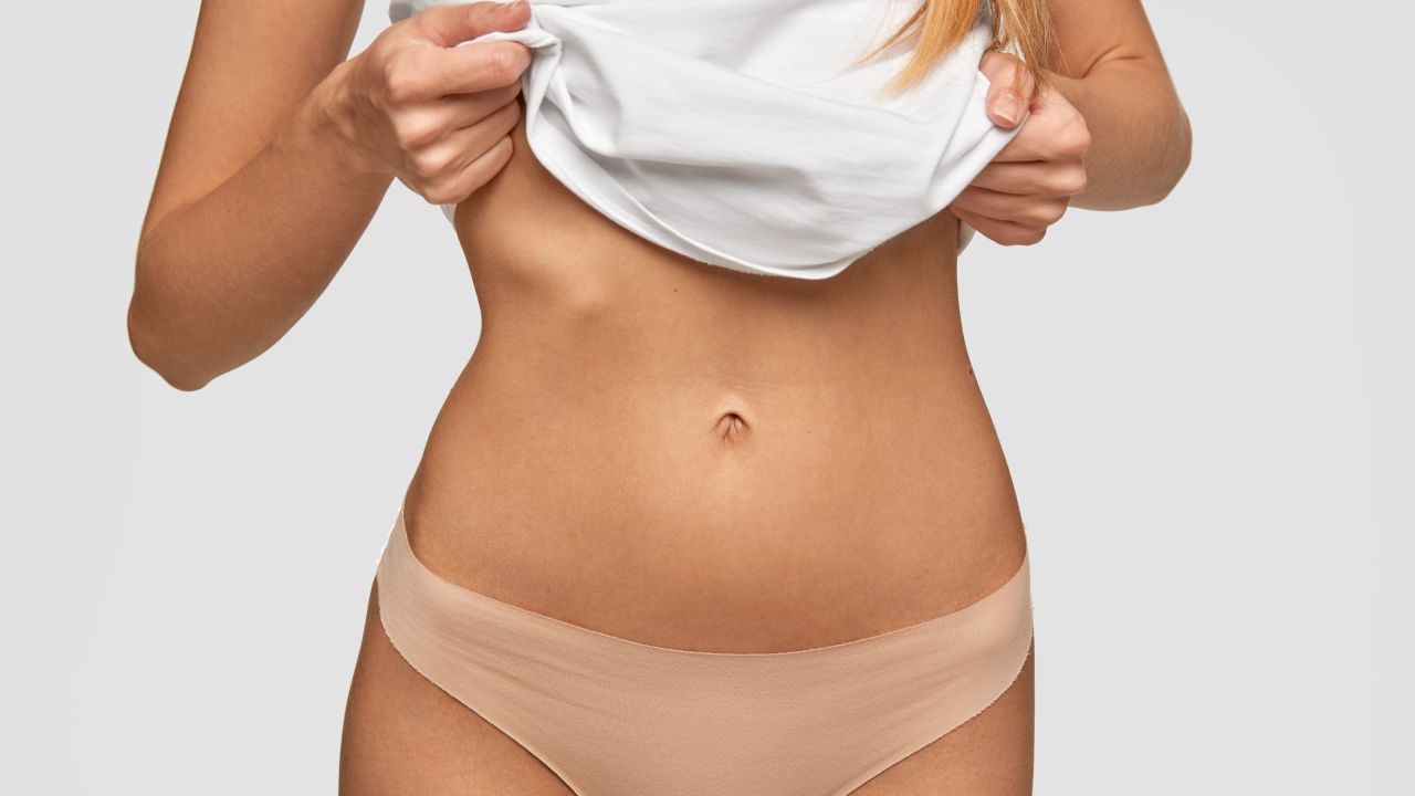 se te notan las costillas